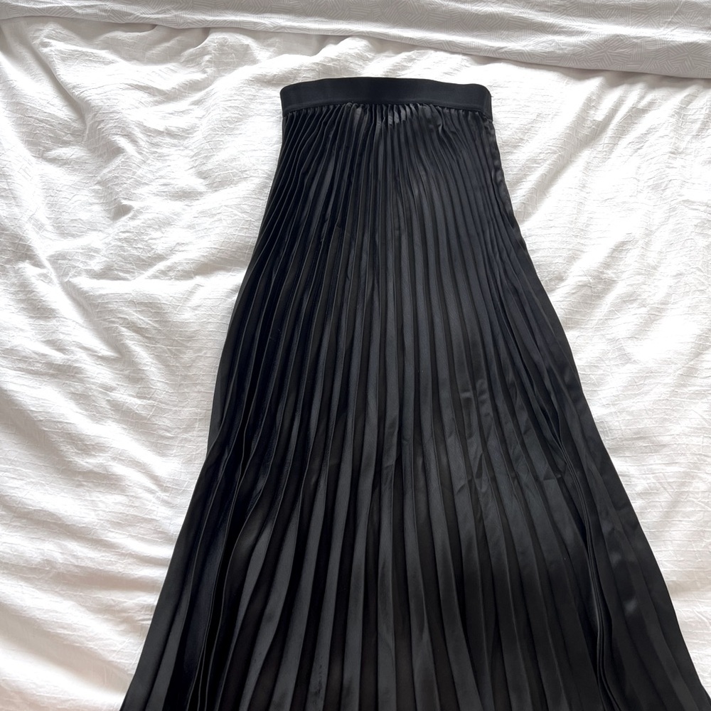 H&M mama pleated satin skirt